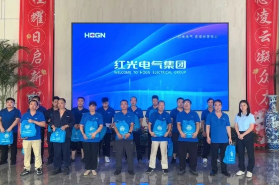 2025年7月 【“夏送清凉”举行时】乐清经济开发区总工会慰问必发888电气集团生产一线